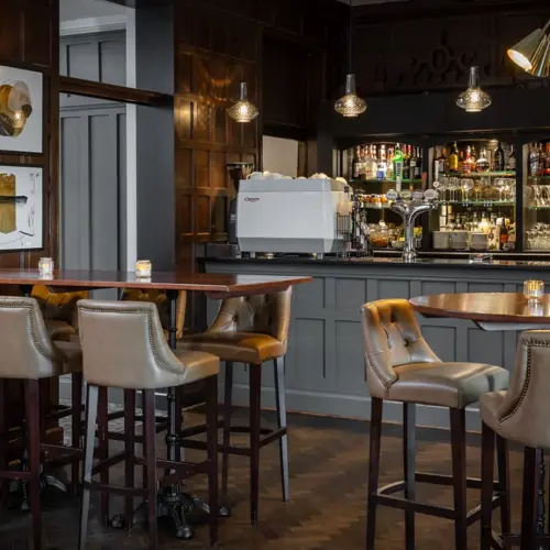 <p>MANOR & TERRACE BAR</p>